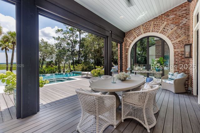 16 Hampton Ln, Bluffton, SC 29910