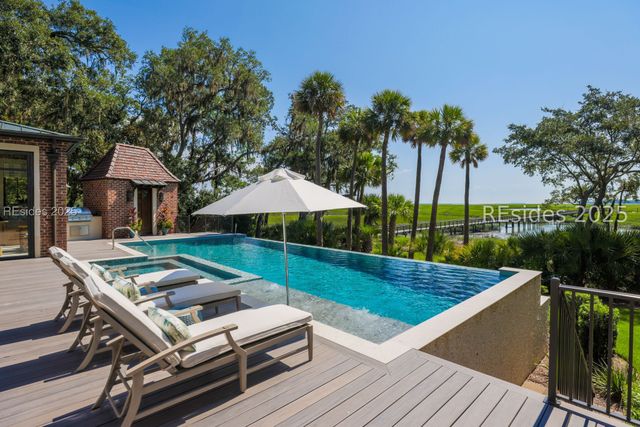 16 Hampton Ln, Bluffton, SC 29910