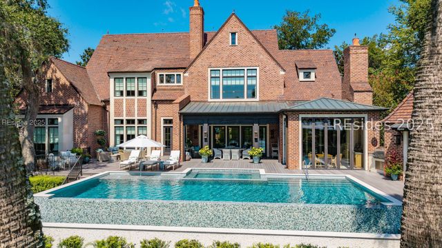 16 Hampton Ln, Bluffton, SC 29910