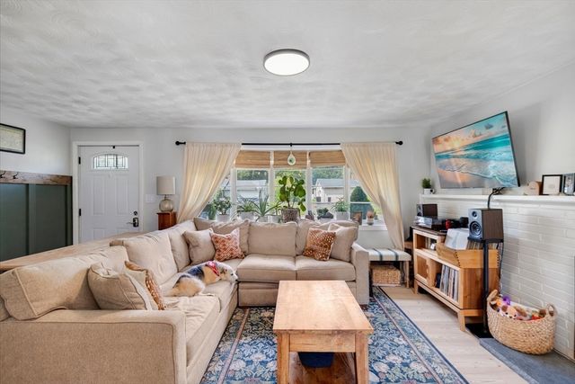38 Mercedes Rd, Brockton, MA 02301