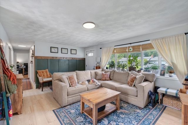 38 Mercedes Rd, Brockton, MA 02301