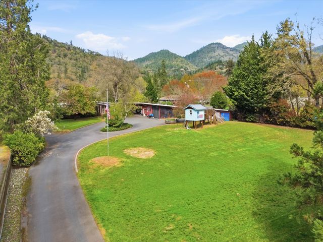 325 Mountain View Place, Grants Pass, OR 97527