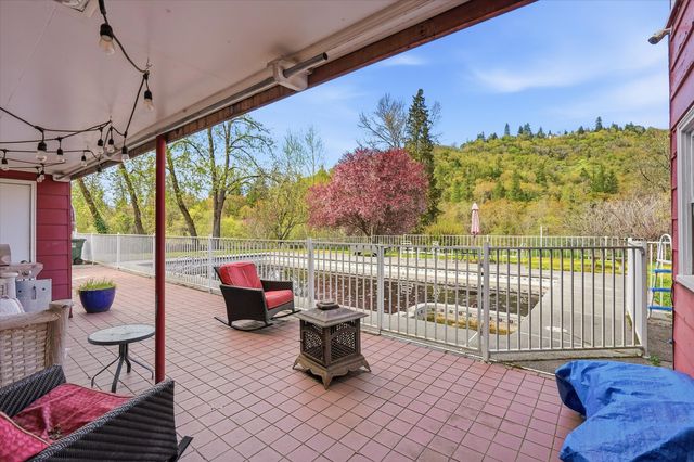 325 Mountain View Place, Grants Pass, OR 97527