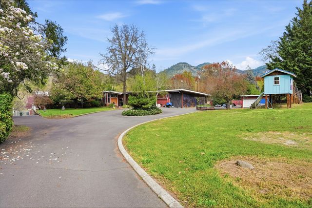 325 Mountain View Place, Grants Pass, OR 97527