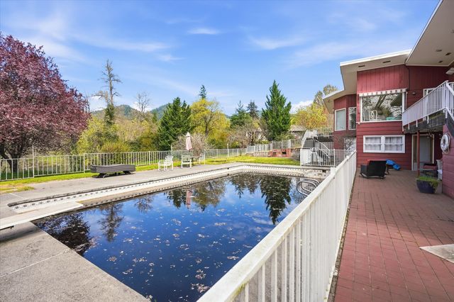 325 Mountain View Place, Grants Pass, OR 97527