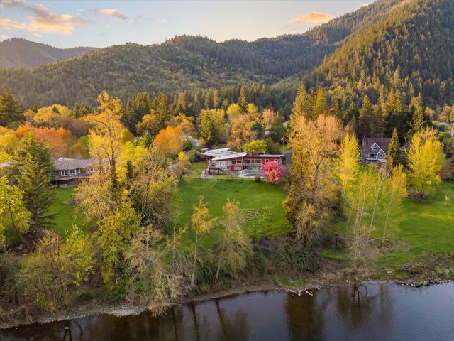 325 Mountain View Place, Grants Pass, OR 97527