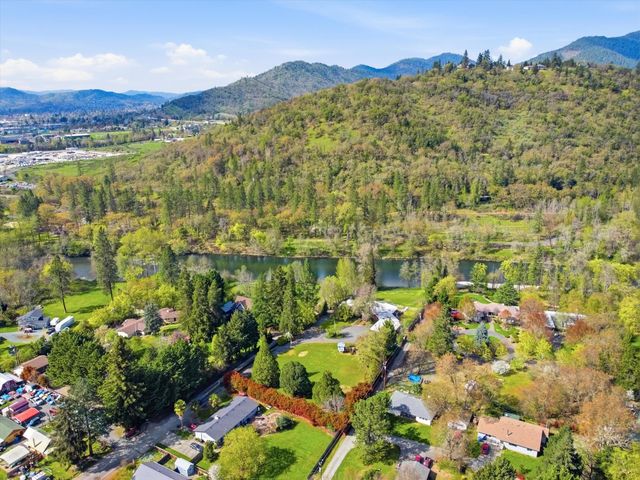 325 Mountain View Place, Grants Pass, OR 97527