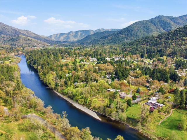 325 Mountain View Place, Grants Pass, OR 97527