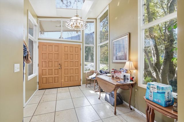 325 Mountain View Place, Grants Pass, OR 97527