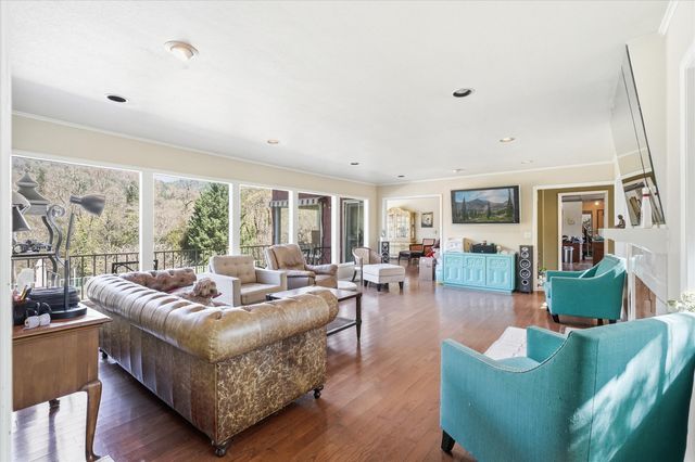 325 Mountain View Place, Grants Pass, OR 97527