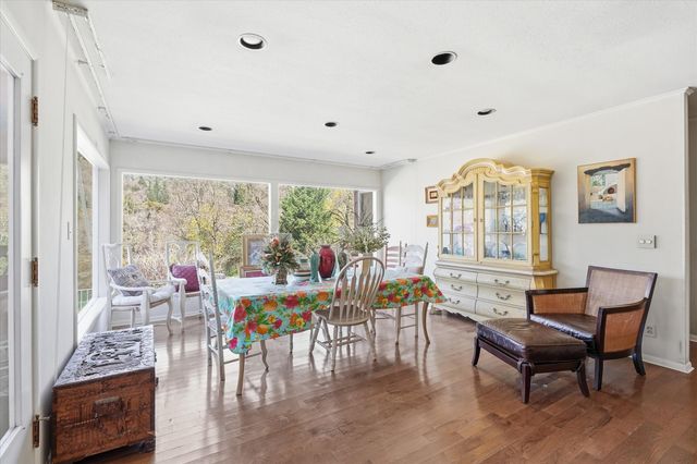 325 Mountain View Place, Grants Pass, OR 97527