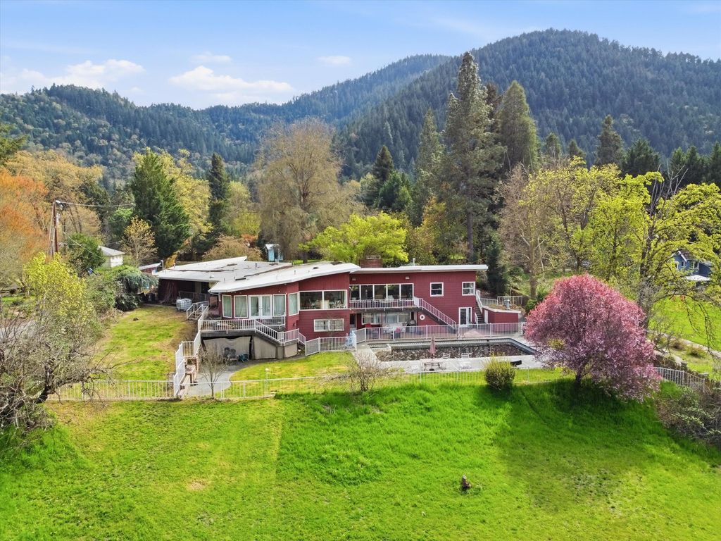 325 Mountain View Place, Grants Pass, OR 97527