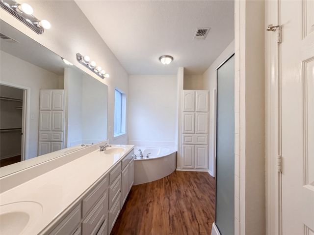6218 Kingswood Drive, Arlington, TX 76001