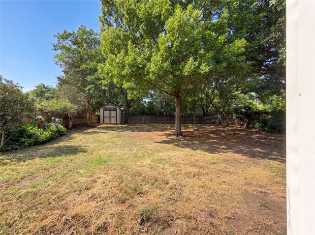 6218 Kingswood Drive, Arlington, TX 76001