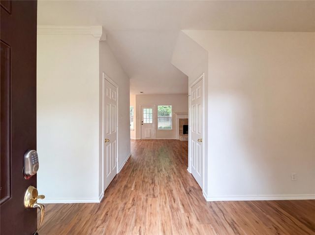 6218 Kingswood Drive, Arlington, TX 76001