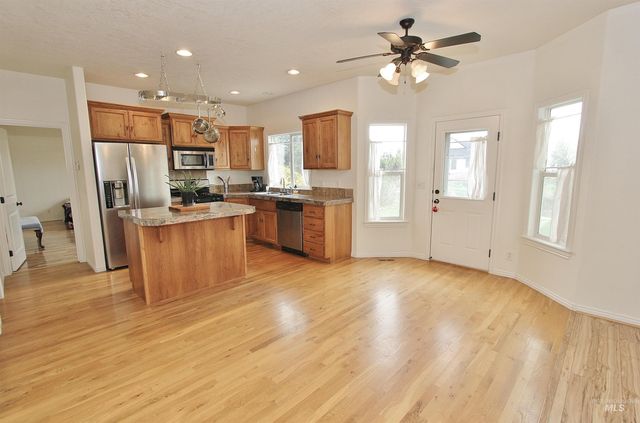 689 Triumph Dr, Middleton, ID 83644