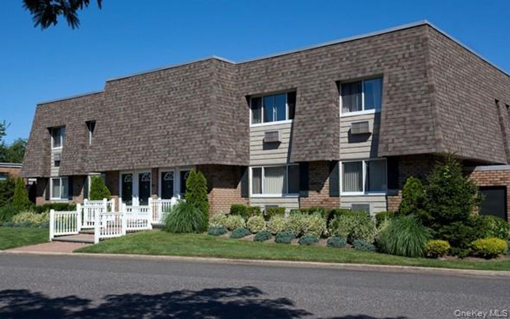 36 Philip Walk PW36, West Babylon, NY 11704