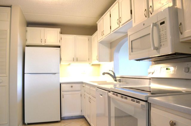 10401 Cedar Lake Road 301, Minnetonka, MN 55305