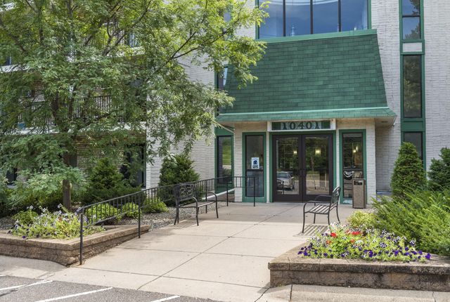 10401 Cedar Lake Road 301, Minnetonka, MN 55305