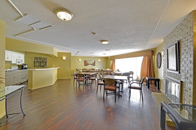 10401 Cedar Lake Road 301, Minnetonka, MN 55305