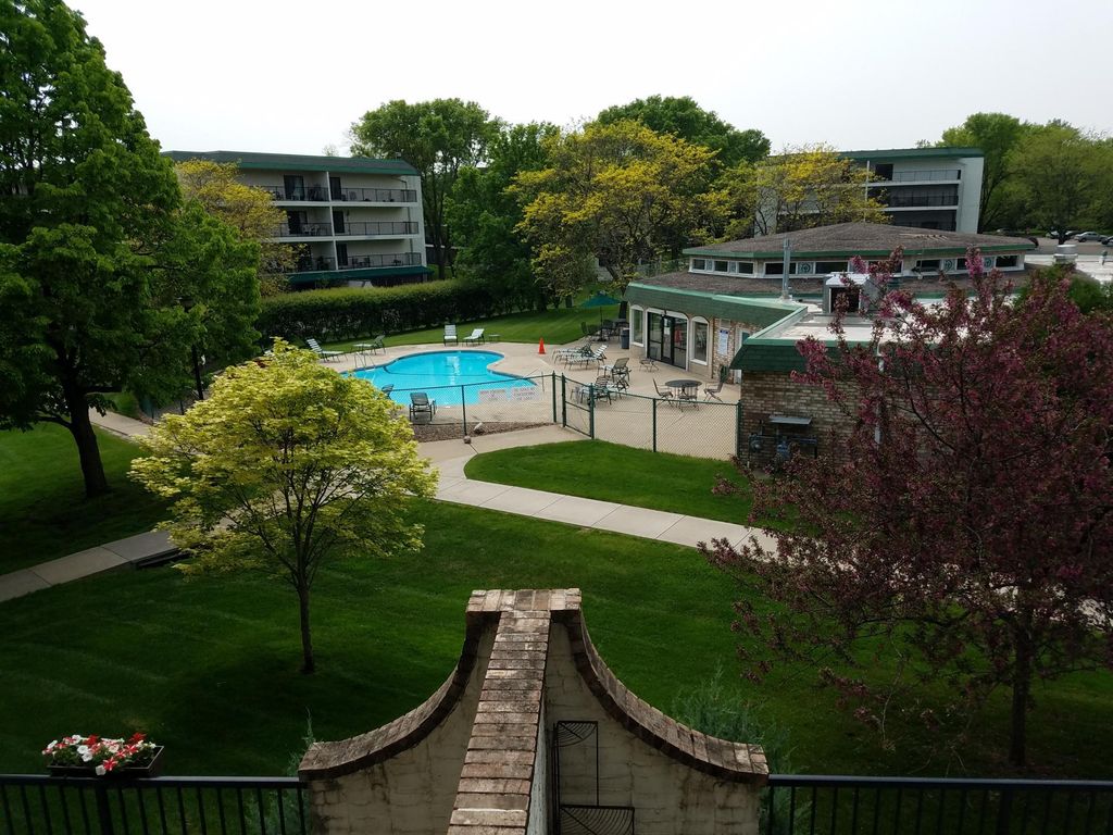 10401 Cedar Lake Road 301, Minnetonka, MN 55305