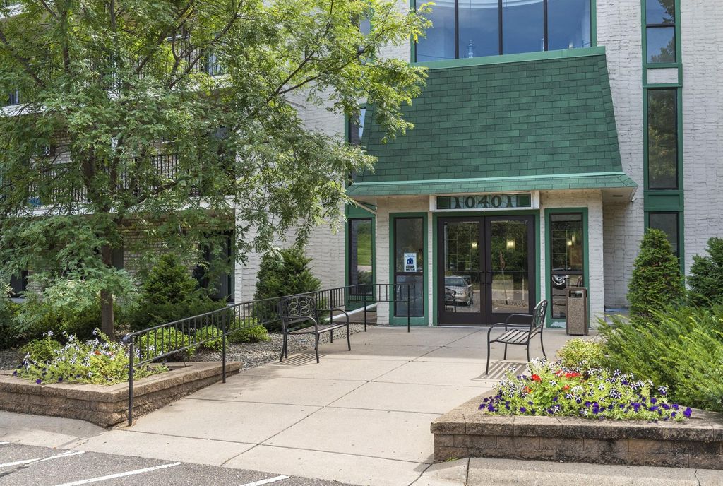 10401 Cedar Lake Road 301, Minnetonka, MN 55305 — photo 2