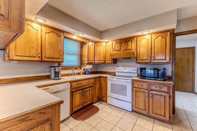 2115 S Hedgewood Drive, Bolivar, MO 65613