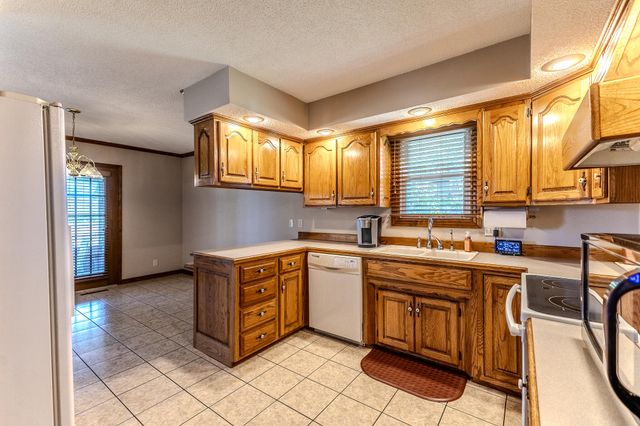 2115 S Hedgewood Drive, Bolivar, MO 65613