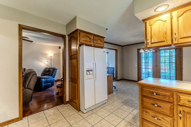 2115 S Hedgewood Drive, Bolivar, MO 65613