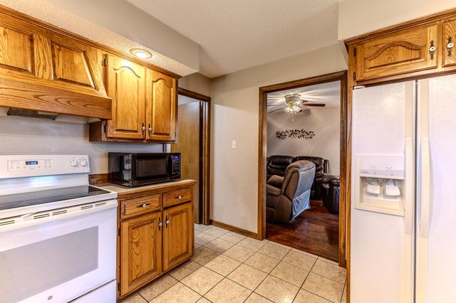 2115 S Hedgewood Drive, Bolivar, MO 65613