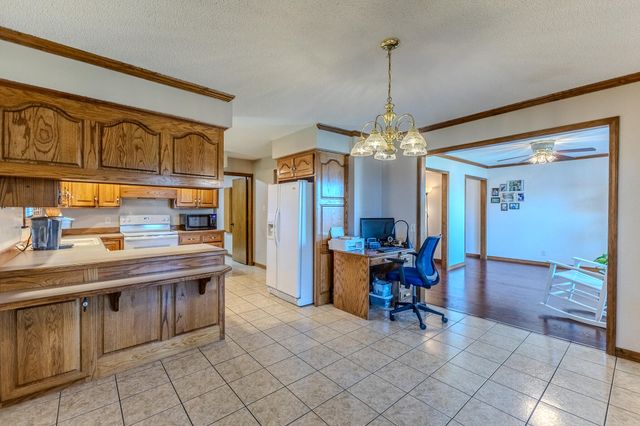 2115 S Hedgewood Drive, Bolivar, MO 65613