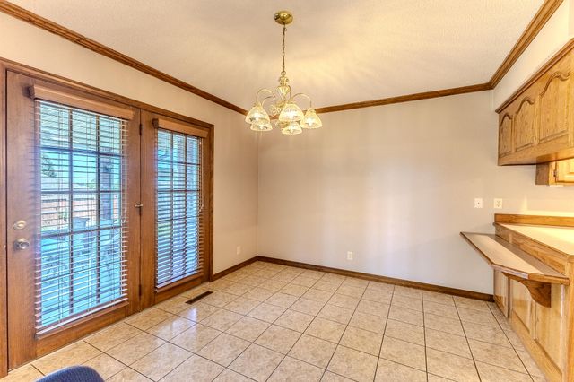 2115 S Hedgewood Drive, Bolivar, MO 65613