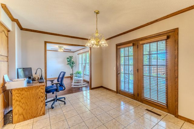 2115 S Hedgewood Drive, Bolivar, MO 65613