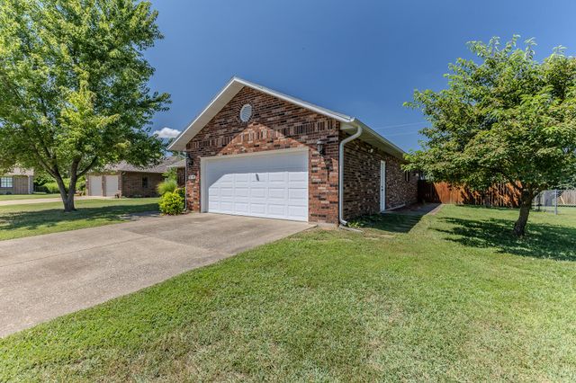 2115 S Hedgewood Drive, Bolivar, MO 65613