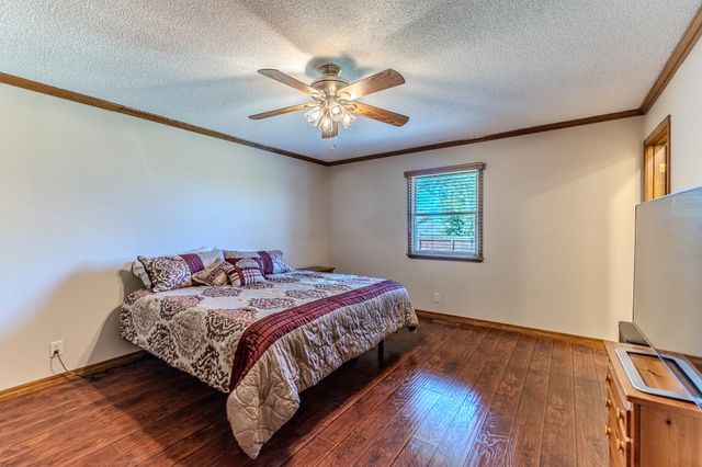 2115 S Hedgewood Drive, Bolivar, MO 65613