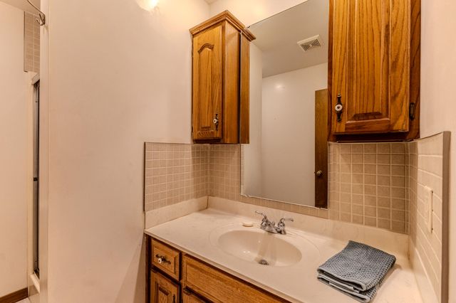 2115 S Hedgewood Drive, Bolivar, MO 65613