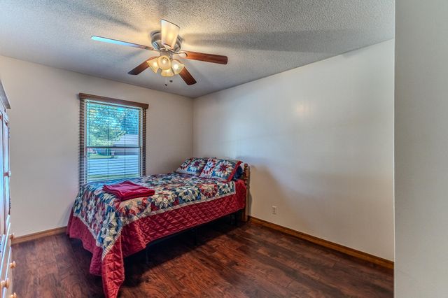 2115 S Hedgewood Drive, Bolivar, MO 65613