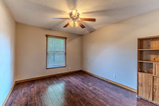 2115 S Hedgewood Drive, Bolivar, MO 65613