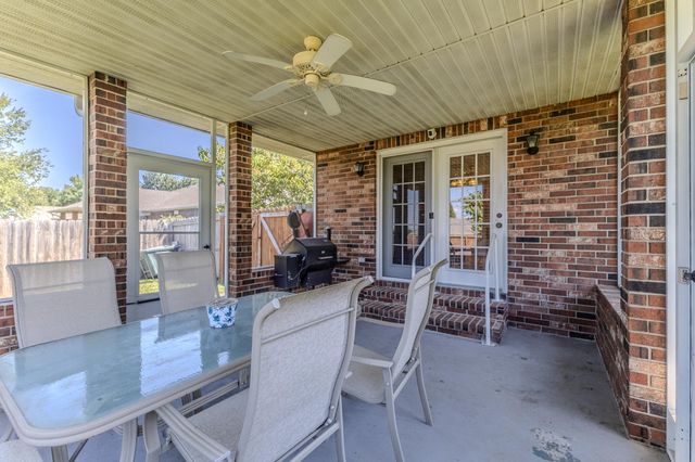 2115 S Hedgewood Drive, Bolivar, MO 65613