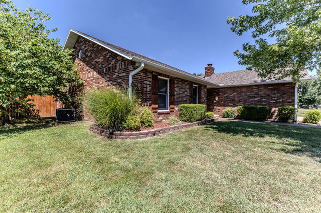 2115 S Hedgewood Drive, Bolivar, MO 65613