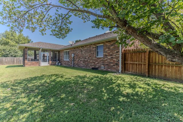 2115 S Hedgewood Drive, Bolivar, MO 65613