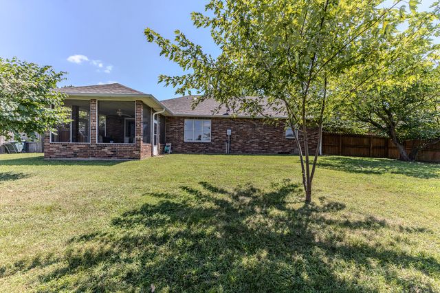 2115 S Hedgewood Drive, Bolivar, MO 65613