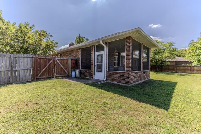 2115 S Hedgewood Drive, Bolivar, MO 65613