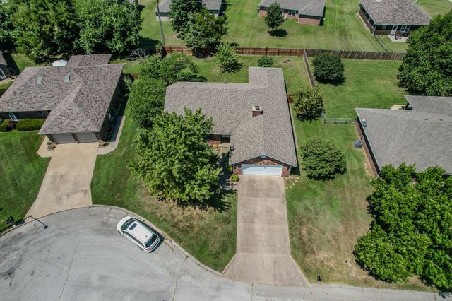 2115 S Hedgewood Drive, Bolivar, MO 65613