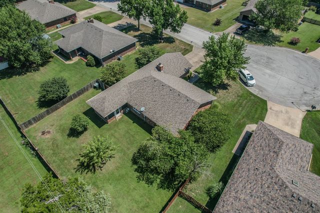 2115 S Hedgewood Drive, Bolivar, MO 65613