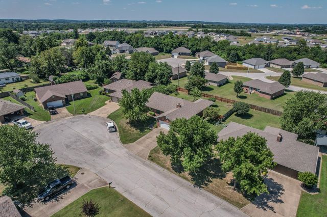 2115 S Hedgewood Drive, Bolivar, MO 65613
