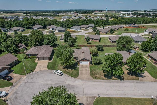 2115 S Hedgewood Drive, Bolivar, MO 65613