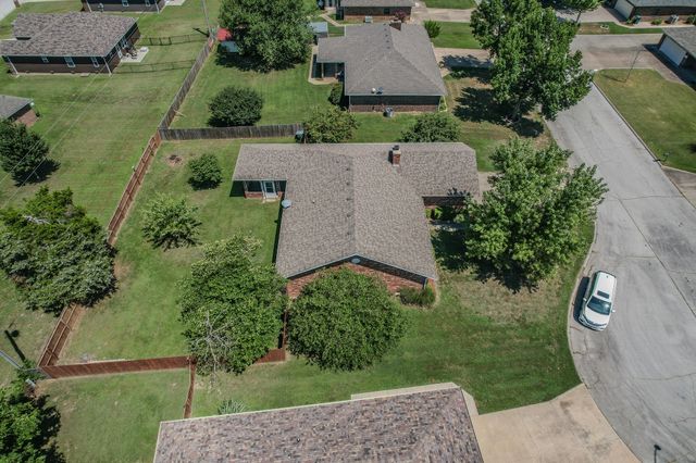 2115 S Hedgewood Drive, Bolivar, MO 65613