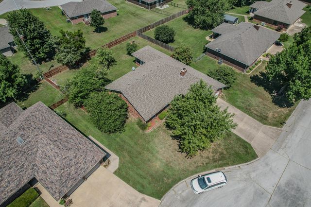 2115 S Hedgewood Drive, Bolivar, MO 65613