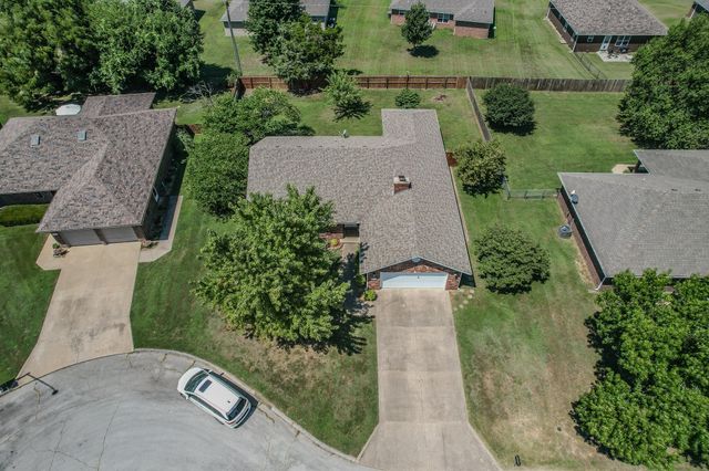 2115 S Hedgewood Drive, Bolivar, MO 65613